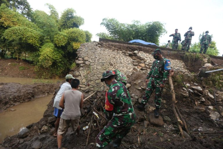 Satgas Zeni TNI AD Mulai Bangun Jembatan Terdampak Banjir di NTB