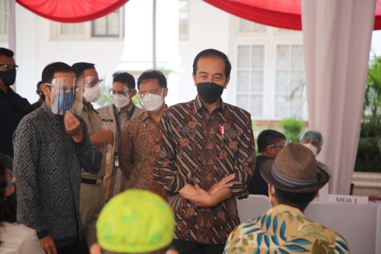 Dampingi Jokowi, Mendikbud Tinjau Vaksinasi Seniman dan Budayawan