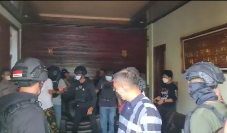 Ditangkap Densus 88, Munarman Digelandang ke Polda Metro Jaya