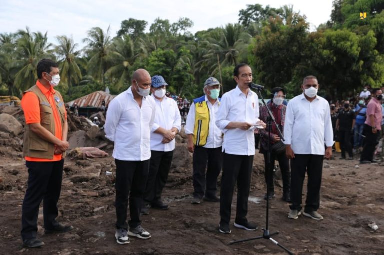Jokowi Pastikan Kementerian PUPR Siap Bangun Rumah Relokasi Bencana Longsor NTT