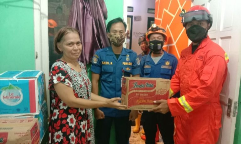 Damkar Depok Salurkan Bantuan untuk Korban Longsor Pancoran Mas