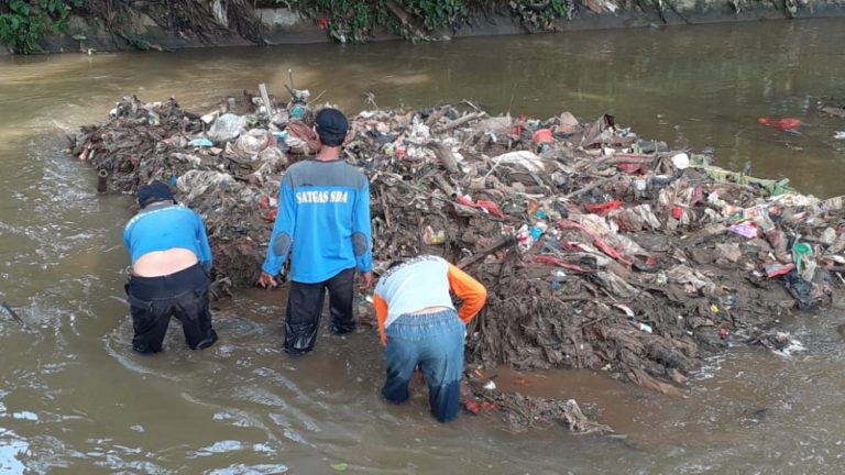 Antisipasi Banjir, Warga Depok Diminta Tak Buang Sampah ke Kali