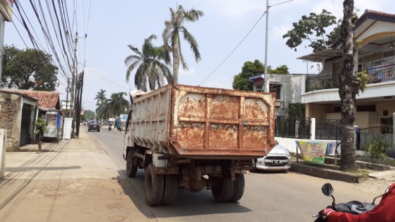 Warga Depok Keluhkan Aktifitas Truk Tanah di Jalan Pramuka