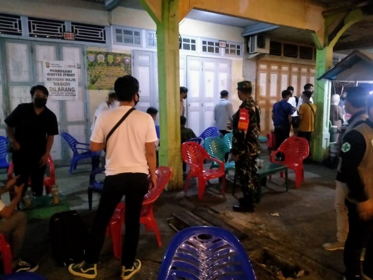 Koramil dan Polsek Pemangkat Gelar Razia Prokes di Tempat Nongkrong