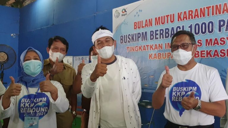 Tingkatkan Imunitas, BUSKIPM Berbagi 1000 Paket Ikan untuk Masyarakat Kabupaten Bekasi