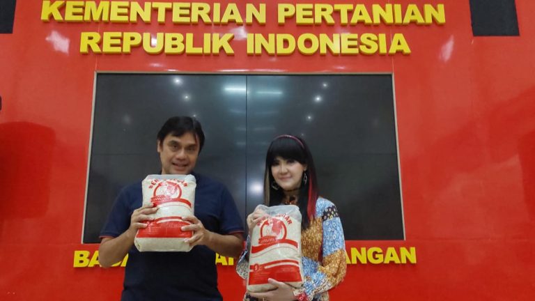 Murah dan Berkualitas, Ita Purnamasari Antusias Belanja di Pasar Mitra Tani
