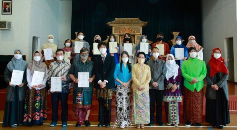 Peringati Hardiknas, KBRI Tokyo Beri Penghargaan kepada Siswa dan Guru Berprestasi