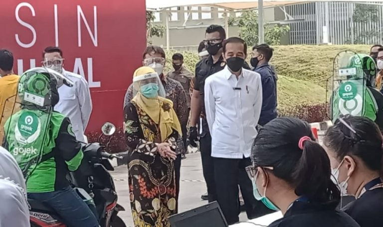 Didampingi Menkes dan Gubernur, Jokowi Tinjau Vaksinasi Covid-19 di RSUI Depok