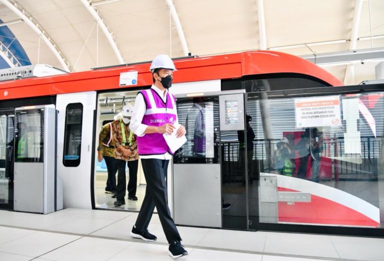 Jokowi Sangat Antusias Jajal Kereta LRT Jabodetabek