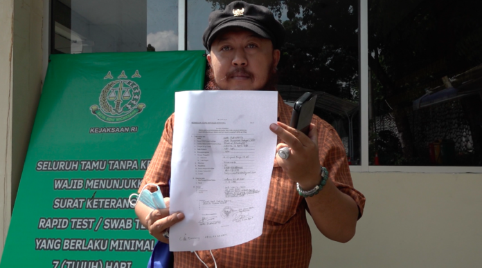 Direktur Eksekutif SDR, Hari Purwanto menunjukkan tanda terima Kejaksaan Agung RI terkit laporan dana hibah asing yang disinyalir mengalir ke ICW, Selasa (22/6)