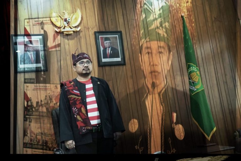 Kenakan Pesa’an di Hari Pancasila, Gus Yaqut Teladani Kegigihan Orang Madura