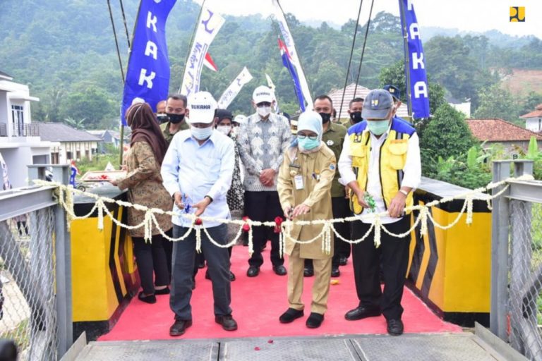 Bersama PT Bukaka, Kementerian PUPR Rampungkan Perbaikan Jembatan Gantung di Lebak