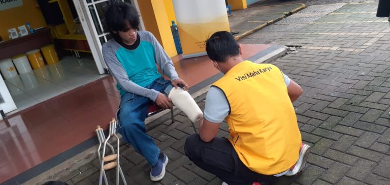 Jamkrindo Serahkan Bantuan Kaki Palsu dan Bantuan Pendidikan Jakarta