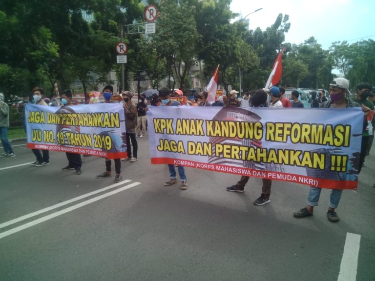 Gelar Aksi, Sejumlah Massa minta Polemik Gagal Test TWK Disudahi