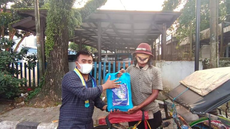 PMII Lebak Bagikan 100 Paket Sembako ke Pedagang Kaki Lima dan Tukang Becak