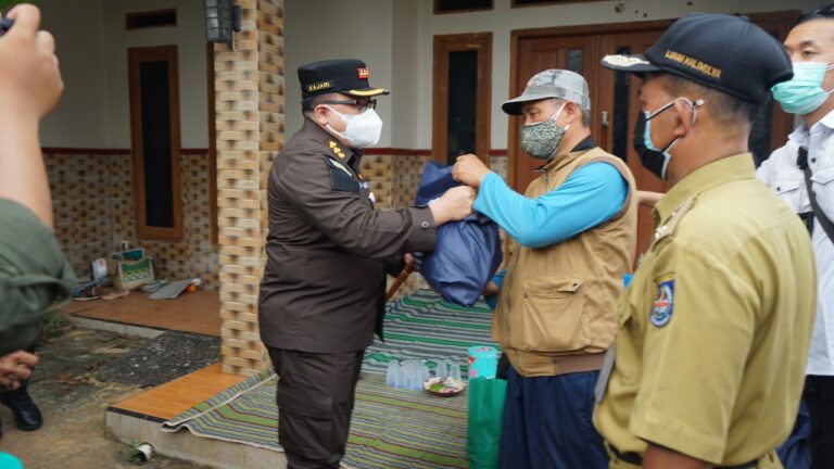 Kejari Depok Bagikan Puluhan Paket Sembako untuk Pasien Isoman