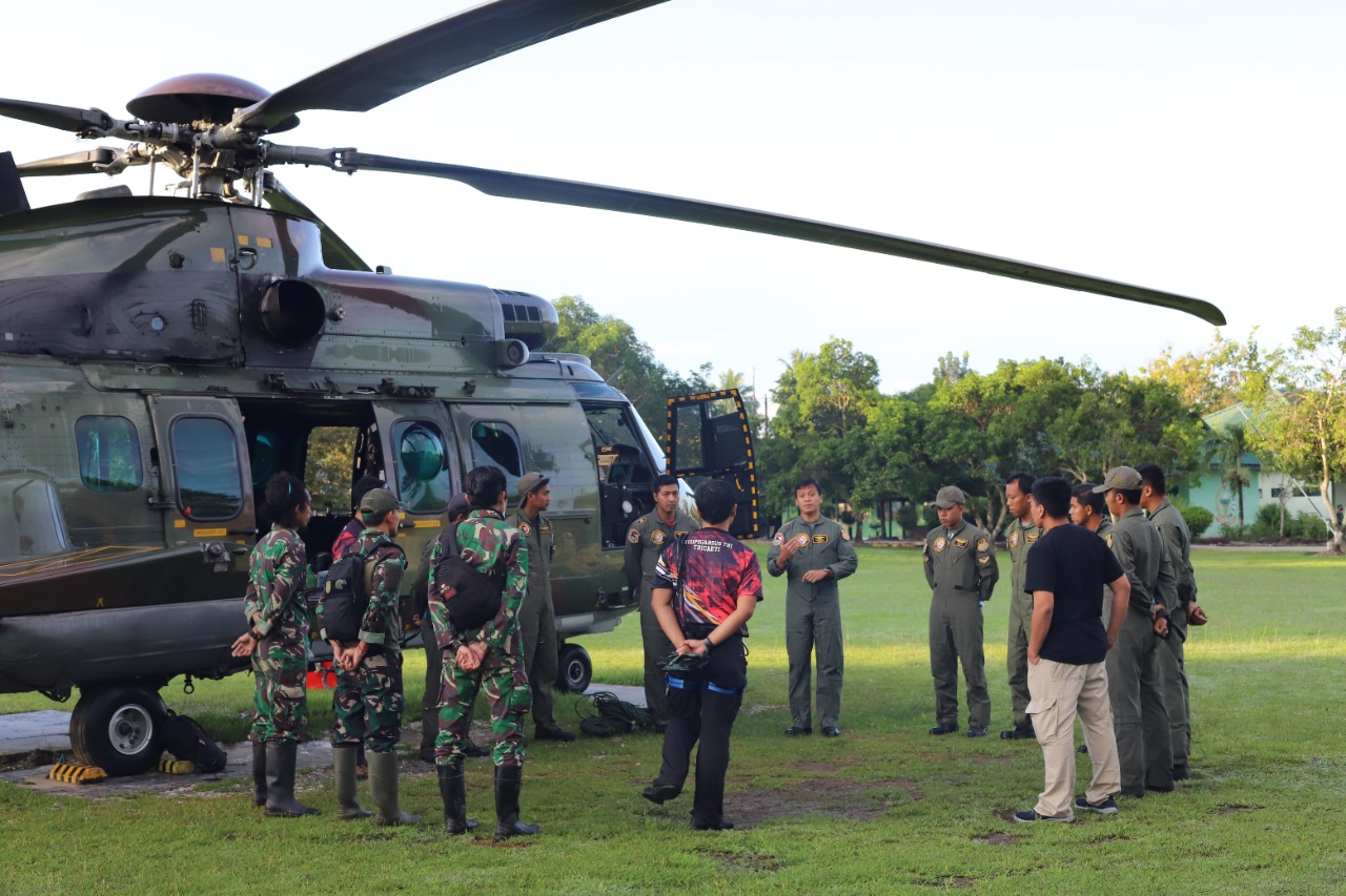 TNI Evakuasi Dua Jenazah Teroris Poso
