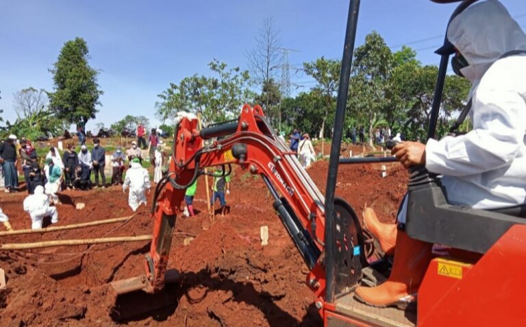 PUPR Depok Kerahkan Dua Alat Berat Bantu Gali Kubur Jenazah Pasien Covid