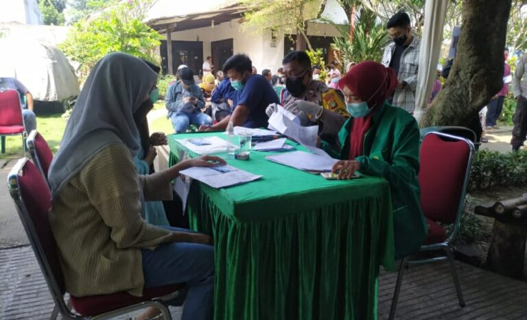 Keren! Mahasiswi UMJ di Depok Gelar Vaksinasi Massal