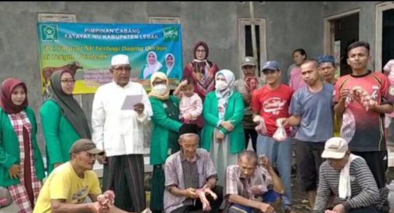 Fatayat NU Lebak Bagikan Daging Kurban ke Warga Kurang Mampu