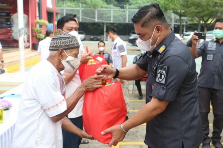 Rutan Depok Bagikan Paket Sembako bagi Warga Terdampak PPKM