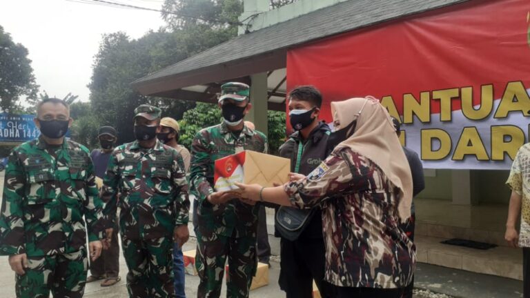 Kodim Depok Salurkan Bansos PPKM untuk Warga Miskin dan Pekerja