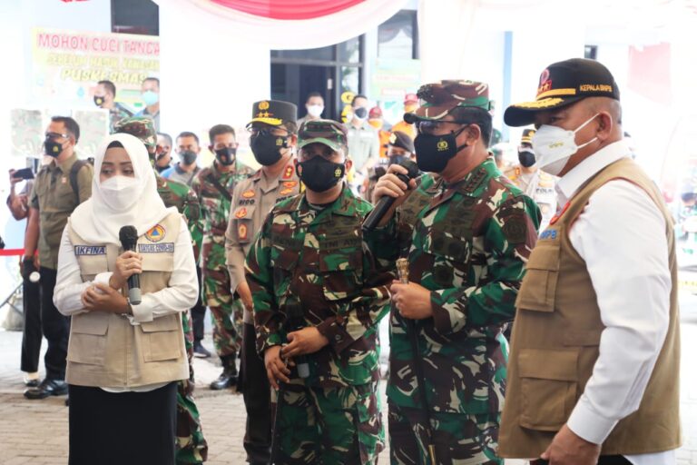 Panglima TNI Beri Bantuan Laptop untuk Tenaga Tracer Covid-19 di Jatim