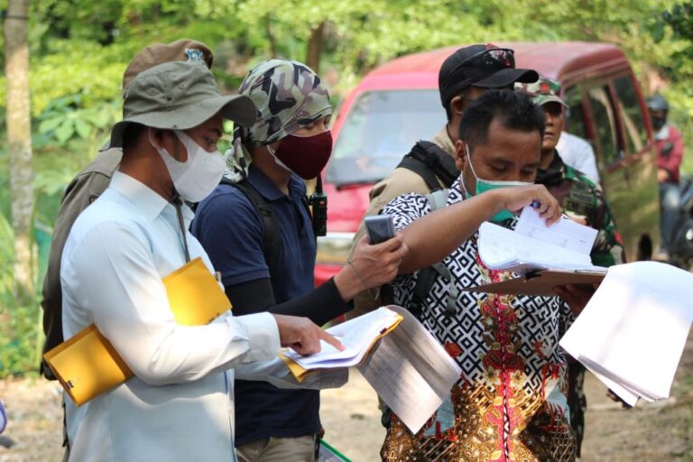 Warga Sambut Kedatangan Tim Penertiban Lahan UIII dengan Jamuan