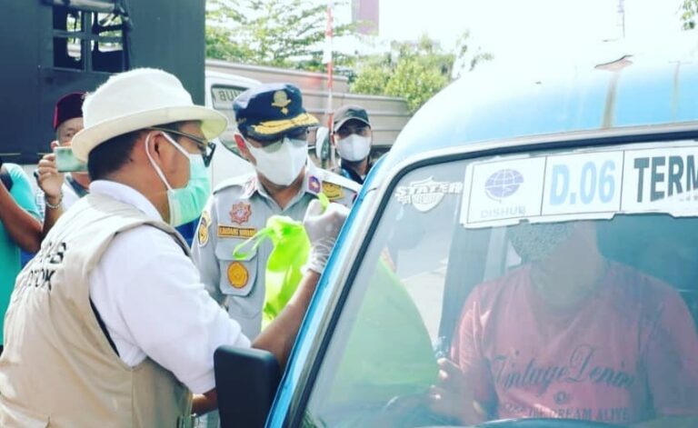 100 Sopir Angkot di Depok Terima Bantuan Sembako