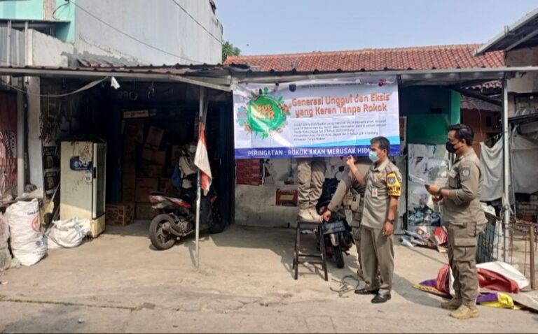 Satpol PP Depok Copot Ratusan Spanduk Iklan Rokok, Ini Alasannya