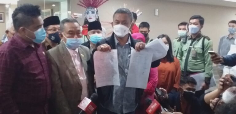 PDIP dan PSI Serahkan Usulan Interpelasi ke Pimpinan DPRD DKI