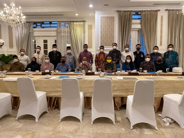 Lawan PDIP dan PSI, Anies Ajak 7 Fraksi Makan Malam