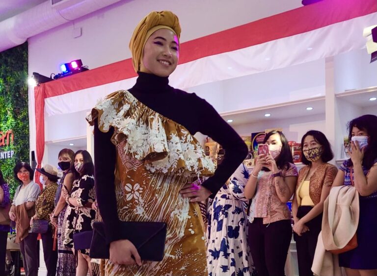 Keren! Koleksi Batik Karya Entin Gartini Melenggang di Kanada