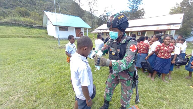 Cegah Penyebaran Covid-19, Satgas TNI Sosialisasi dan Bagikan Masker ke Siswa