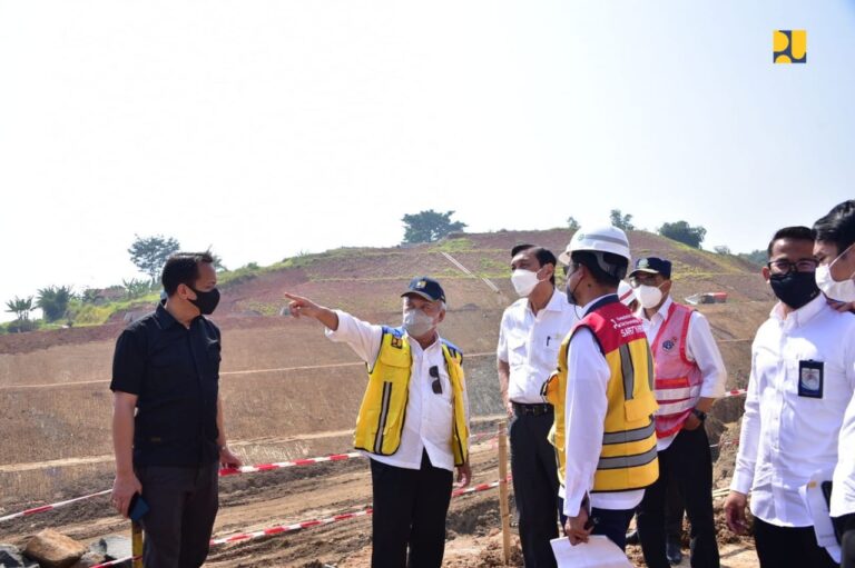 Menteri PUPR Tinjau Tol Cisumdawu, Pastikan Beroperasi Awal 2022