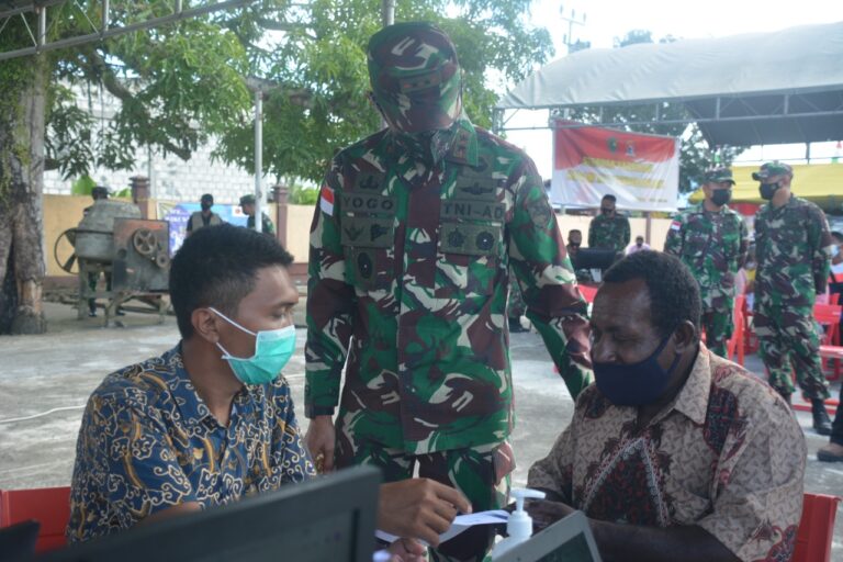 Gencarkan Program Pemerintah, Pangdam XVII/Cenderawasih Tinjau  Serbuan Vaksinasi