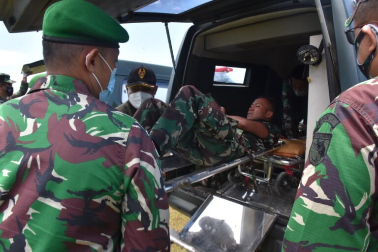Aparat TNI Evakuasi Nakes Korban Kelompok Separatis Teroris