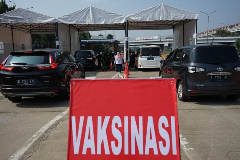 Mabes TNI dan Jasa Marga Gelar Vaksinasi Drive Thru di Tol Jagorawi
