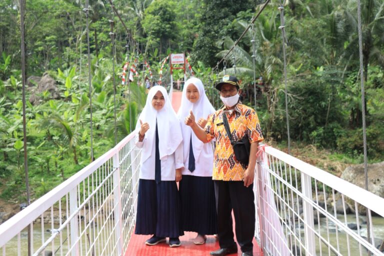 Lapuk dan Berbahaya, Kini Jembatan Batas Pedalaman Garut-Tasik Rampung Dibangun