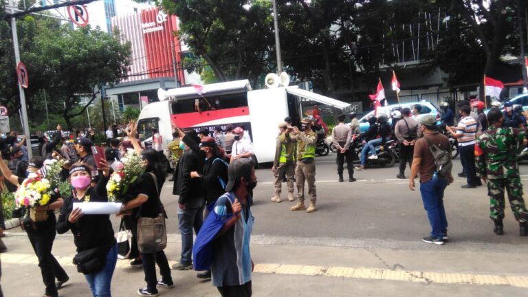 Demonstran: Pak Anies Rakyat Butuh Makan, Bukan Balapan!