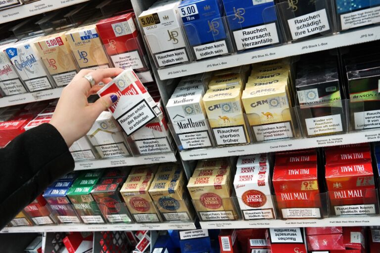 Pemprov DKI Ancam Kenakan Denda Rp50 Juta ke Penjual Rokok