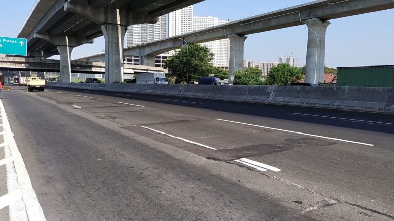 Jasa Marga Rekonstruksi Rigid Pavement di Tol Jakarta-Cikampek