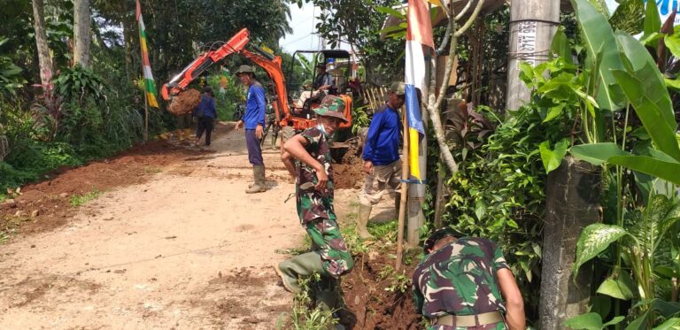 Bersama Personel TNI, Dinas PUPR Depok Normalisasi Saluran Air di Bedahan