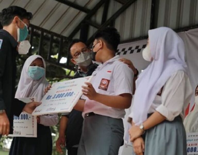 Anies Serahkan Beasiswa ke Anak Yatim Korban Covid-19