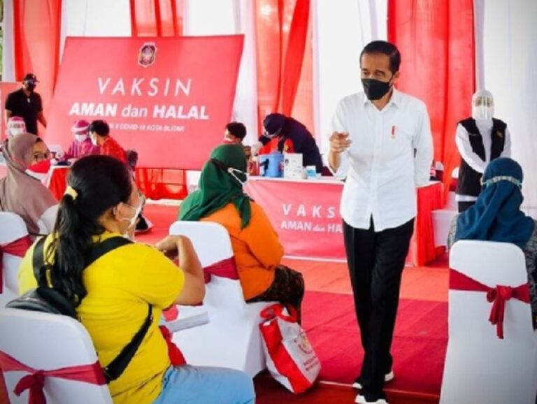 Jokowi Ingatkan Warga Blitar Waspadai Varian Virus Baru