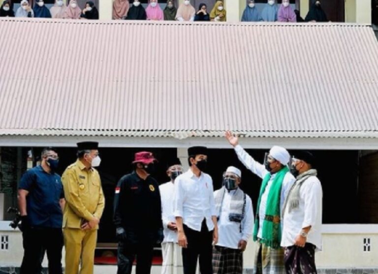 Jokowi Bangga Pesantren Masif Sukseskan Vaksinasi