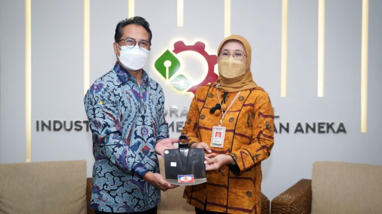 Dorong Produk Lokal Unggul, Kemenperin Serahkan SNI Cangkul