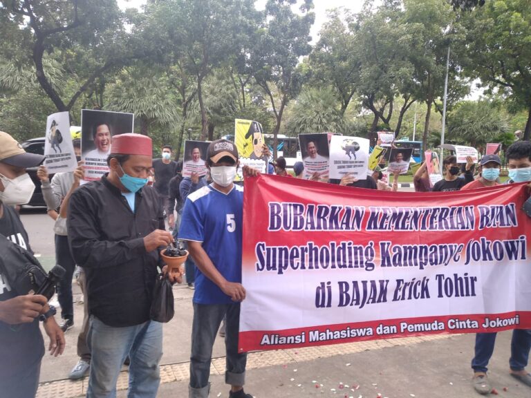 Gelar Aksi, Mahasiswa ‘Ritual’ Usir Roh Jahat di Kementerian BUMN
