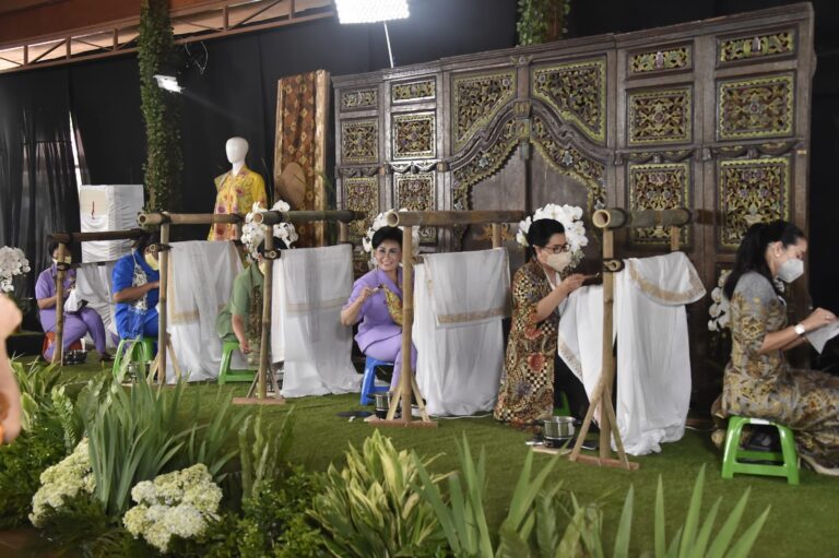 Peringati Hari Batik, Dharma Pertiwi Gelar Kegiatan Membatik Skala Nasional dan Dunia