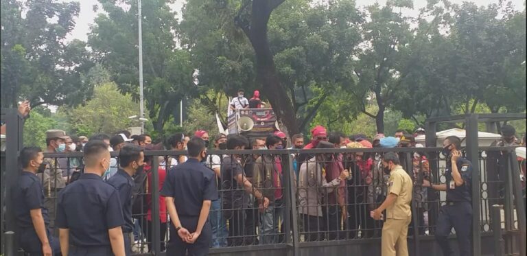 Balaikota Jakarta Didemo Buruh, Minta Anies Naikan UMP 10 persen